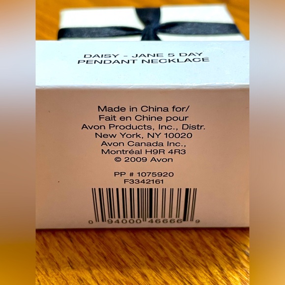 !!NEW!! Avon Daisy-Jane 5 Day Pendant Necklace Set - Picture 9 of 11